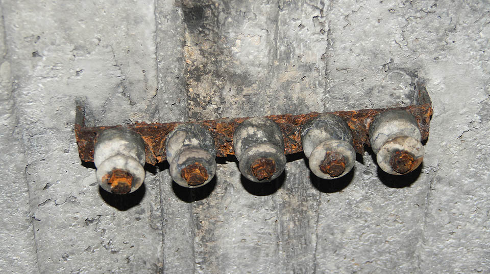 Držáky jednoduchého elektrického vedení na porcelánových izolátorech byly přímo zapuštěny do litého betonového stropu.