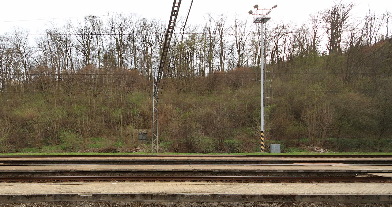 Cestující ze <a href="/Tema/Adamov (žst)">železniční stanice Adamov</a> si nenápadného vstupu do krytu obvykle ani nevšimnou. Zejména v letních měsících, kdy je vchod ukryt za bující vegetací.