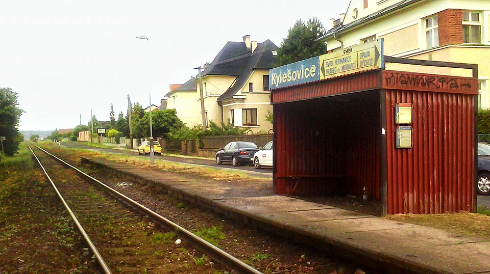 Čekárna zastávky Kylešovice stojí bezprostředně u vilové zástavby ulice U Zastávky na kraji města Opavy.