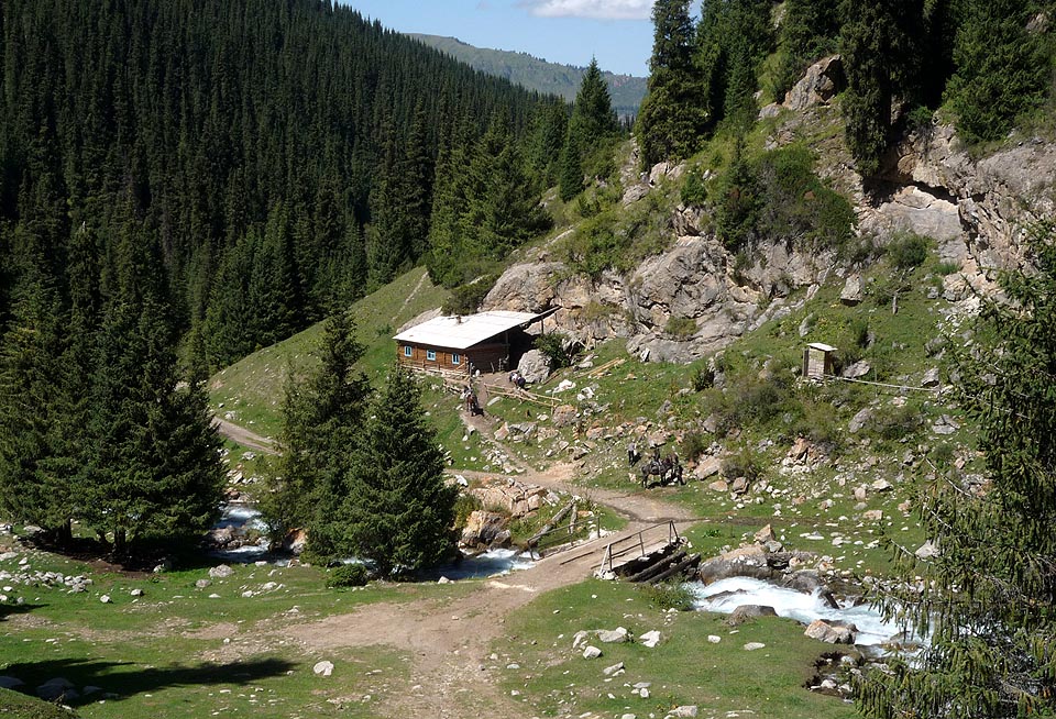 Usedlost v horách nad lázeňským centrem Жети-Өгүз (Sedm Býků). 