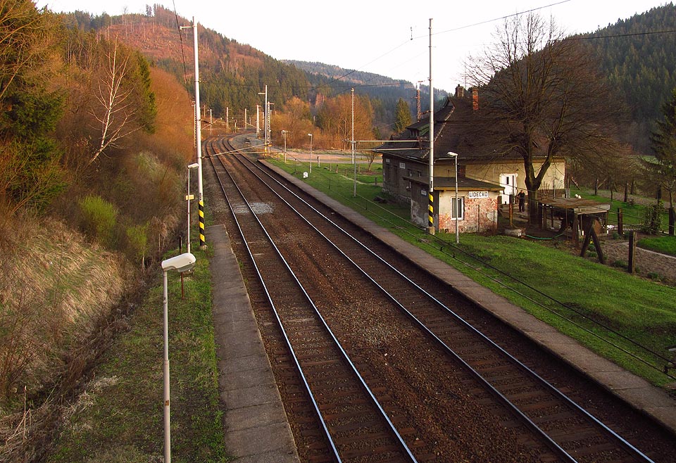 Železniční zastávka <a href="/Tema/Lidečko (žzast)">Lidečko</a> se nachází daleko od obce v horských lesích Bílých Karpat.