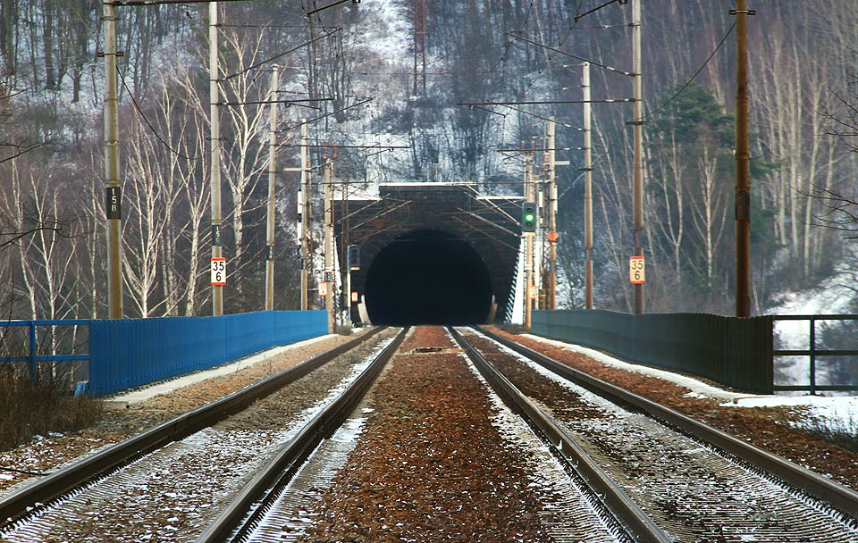 Pohled na Loučský tunel přes Most míru od zastávky <a href=/Tema/Doln%C3%AD%20Lou%C4%8Dky%20%28%C5%BEzast%29>Dolní loučky</a>.