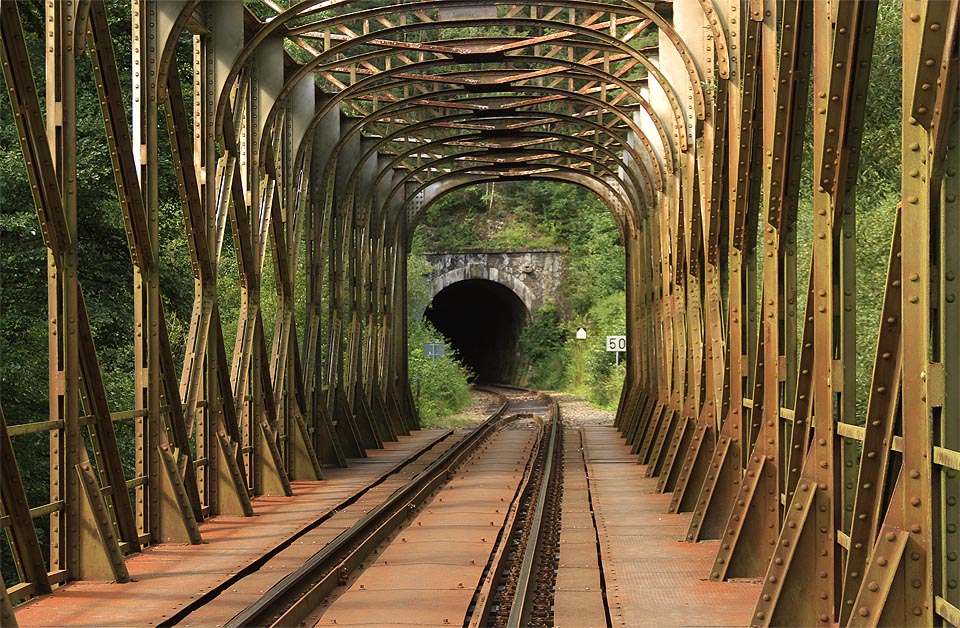 Příhradový most přes Střelu navazuje na Malý Plasský tunel také z jižní strany. Tentokrát s elegantními nýtovanými oblouky.