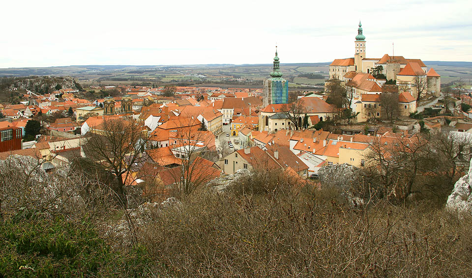Pohled na Mikulov - náměstí zvané Náměstí, kostel sv. Václava a zámek v předjaří roku 2017.
