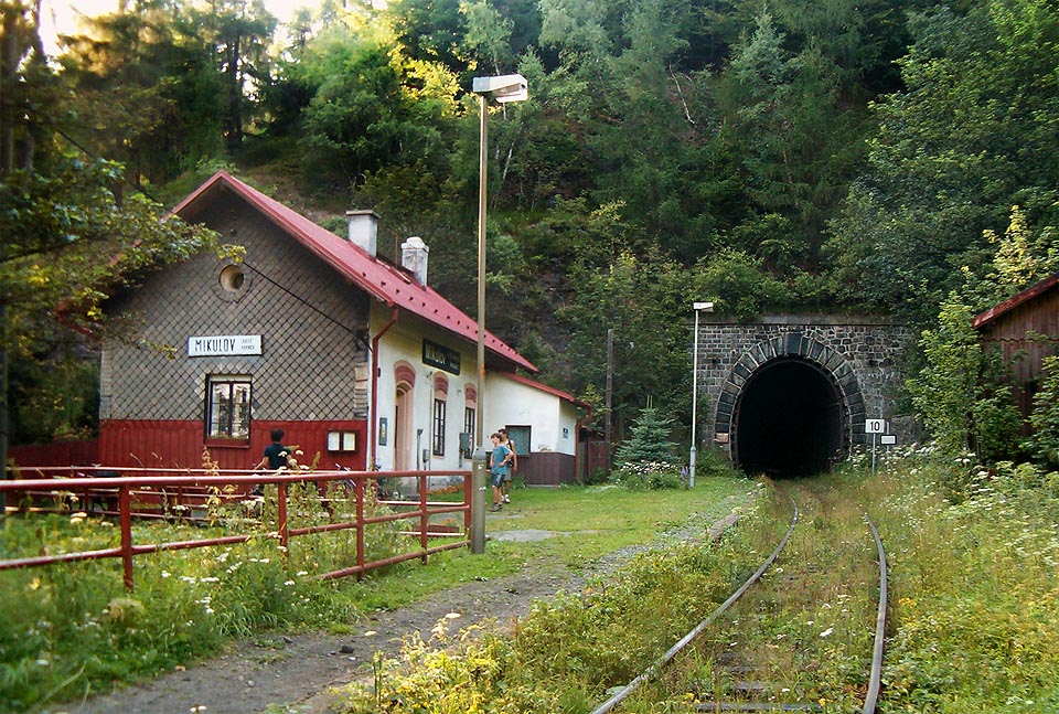 Mikulovským tunelem se na počátku 21. století jezdí rychlostí 10 km/h.