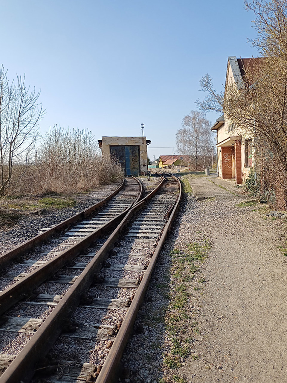 Pohled na staniční budovu a lokomotivní remítu od jihovýchodu. Foto: Milan Koršo.