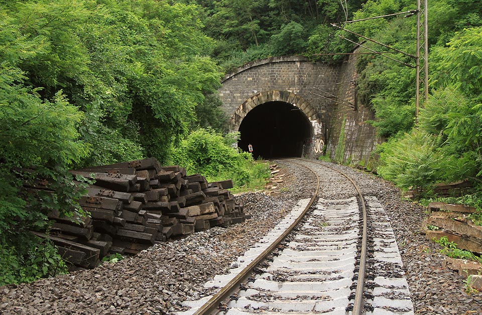 Na západní straně navazuje na most 500 m dlouhý Chuchelský tunel. Původně měl být dvojkolejný, ale složité geologické podmínky umožnily vedení pouze jediné koleje, která se rozdvojuje až na konci tunelu v netypické odbočce Tunel.