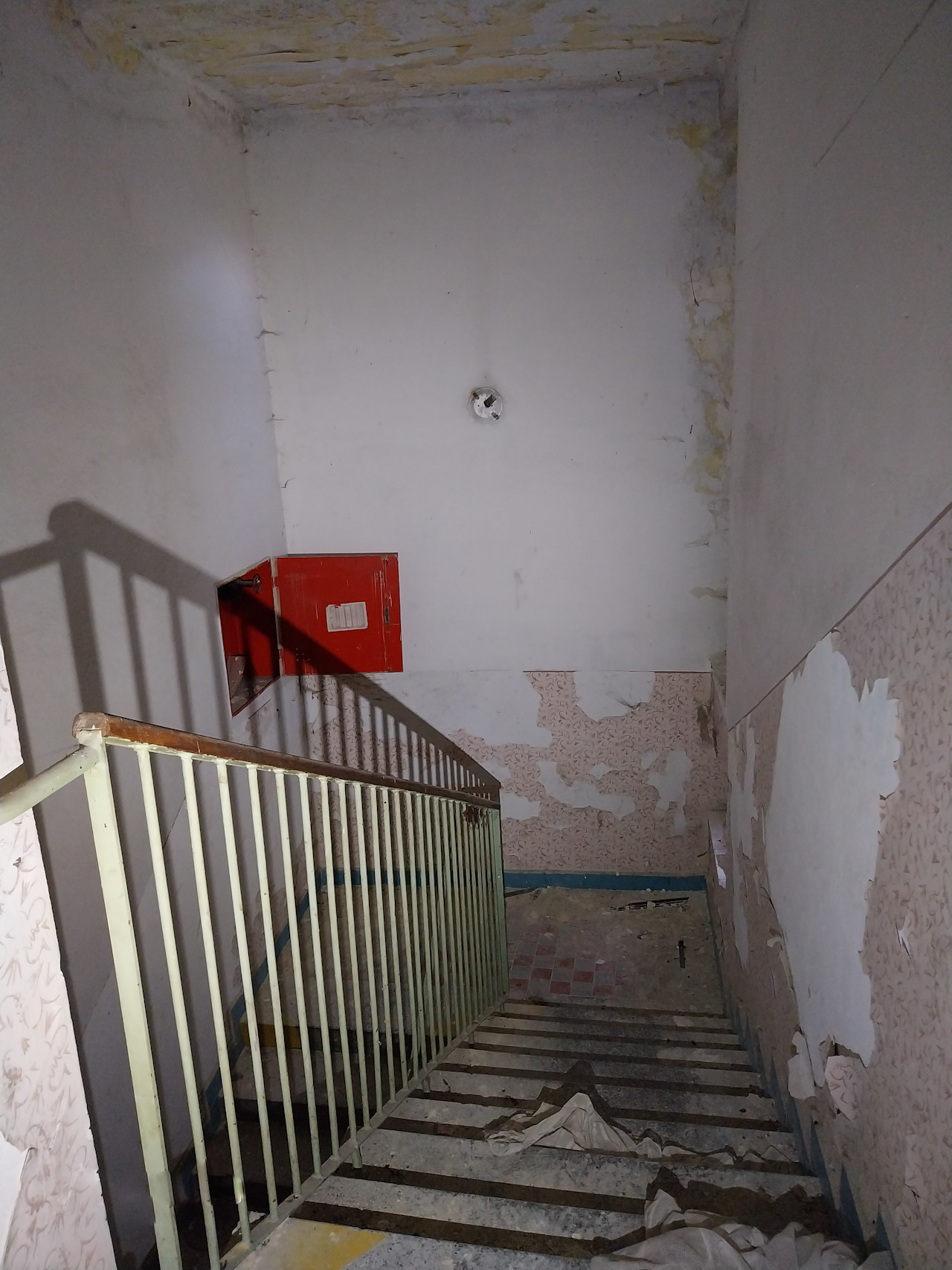 Schodiště mnoho krýásy nepobralo, vypadá jako v nejvyšším patře paneláku.