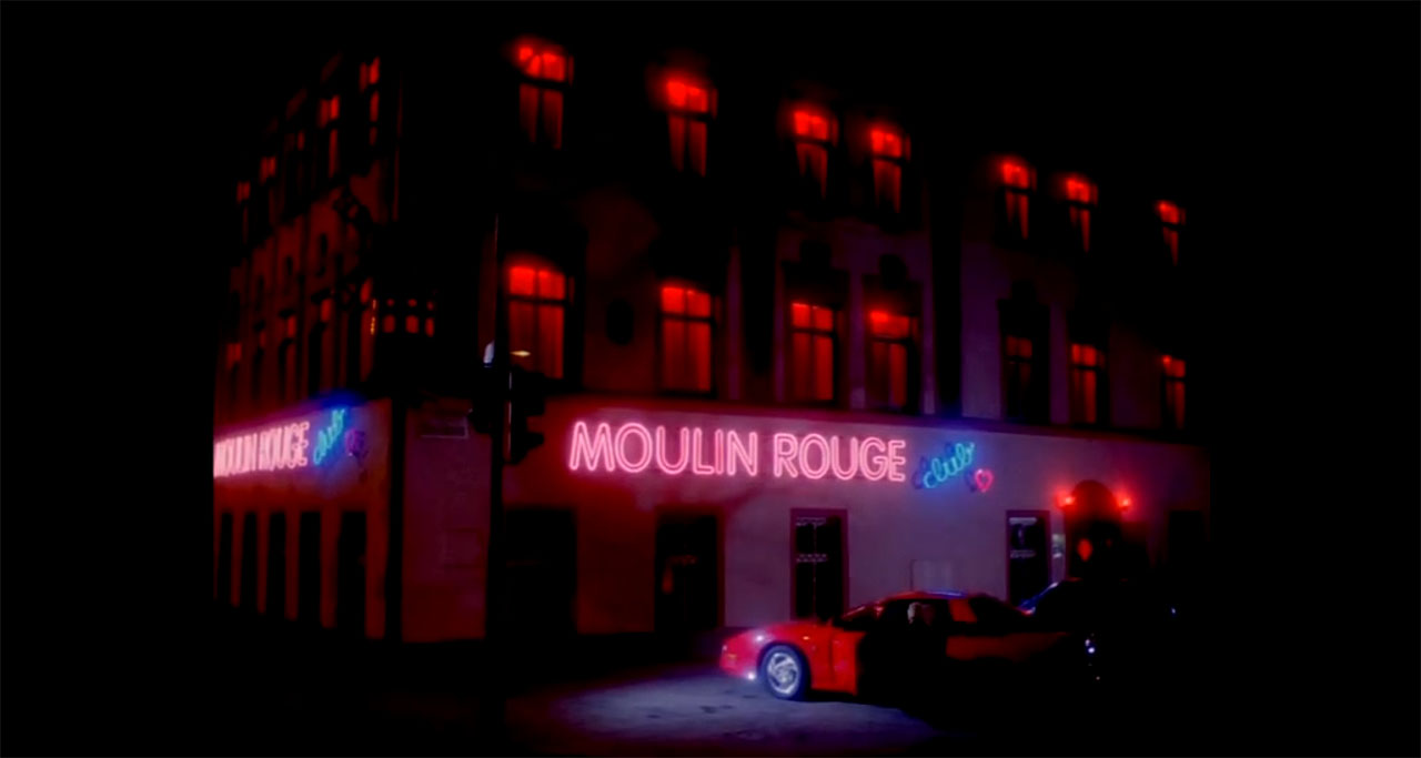 Relativně nově zřízený erotický klub Moulin Rouge zachytil v jednom z nejopovrhovanějších českých filmů rovněž režisér Vít Olmer. Ve filmu, který s celkovými 11 % zaujímá na ČSFD 18. místo od konce hraje podnik pouze epizodní roli.