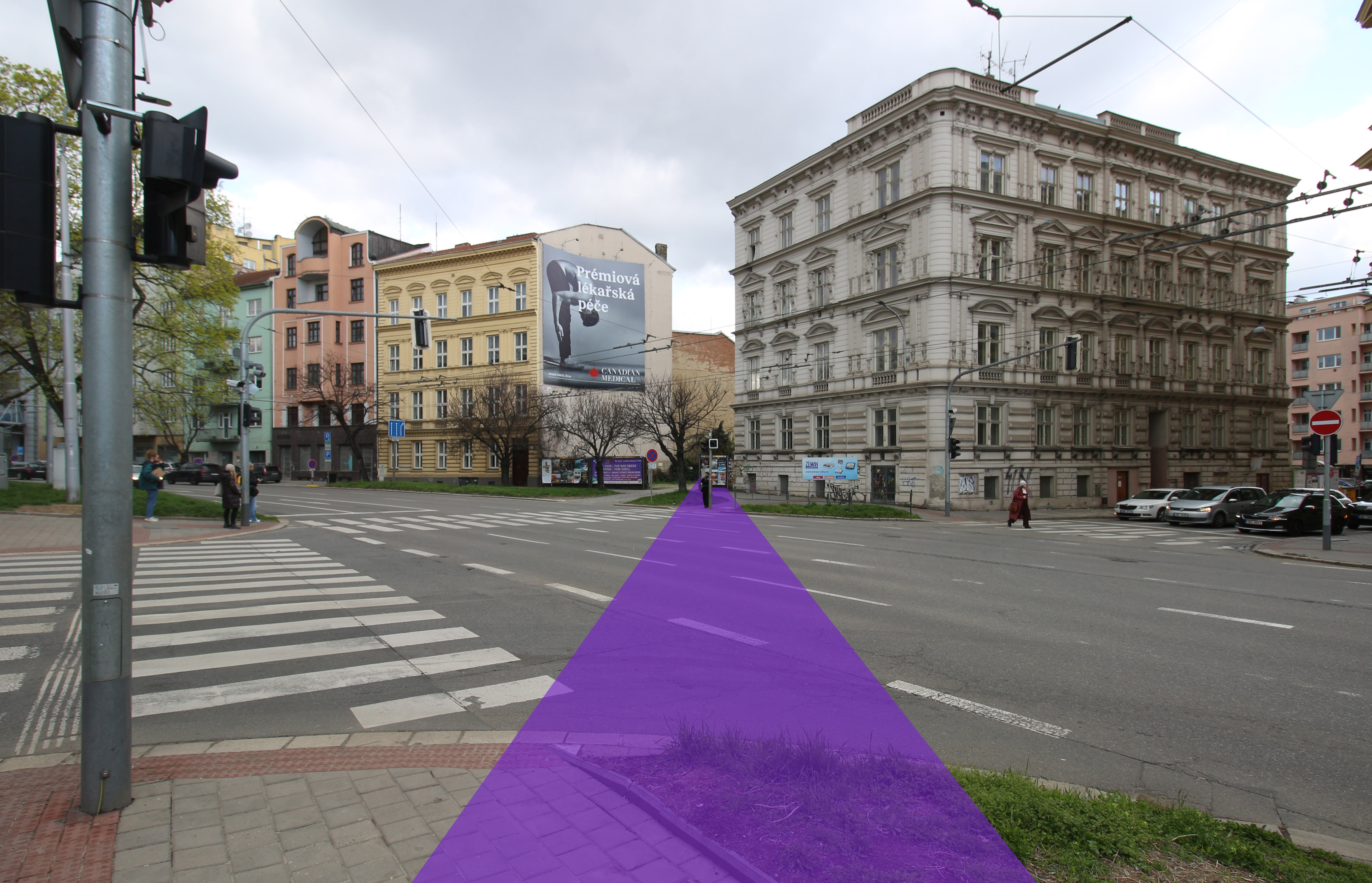 Jediným místem, kde bylo při výstavbě v roce 1870 potřeba zdemolovat dva domy, se stala křižovatka dnešních ulic Koliště, Jezuitská a Bratislavská. Dráha zde křížila tehdy již poměrně rušnou tepnu vedoucí po hradebním okruhu, po které navíc od roku 1870 jezdila koňská tramvaj. Muselo se zde tedy nacházet jedno z mála křížení kolejí dráhy a tramvaje v Brně. Při dnešním pohledu na auta valící se v pěti pruzích je to jen obtížně představitelné. Dům na snímku vpravo samozřejmě v době provozu dráhy ještě nestál, naproti tomu proluka na levé straně může být důsledkem někdejšího trasování železnice.