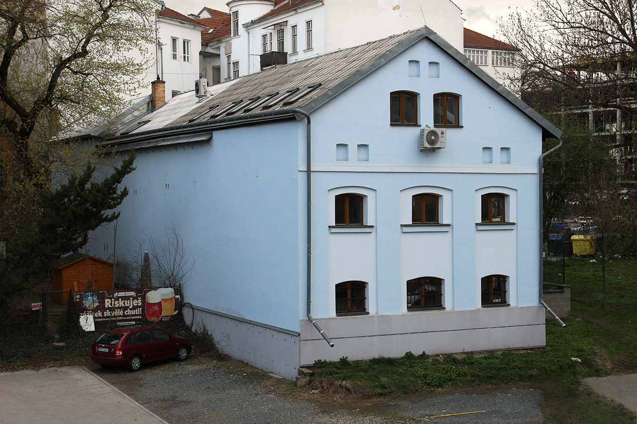 Jediným domem v bloku mezi ulicemi Příkop, Bratislavská, Koliště a Milady Horákové je tato bývalá továrna. Koleje procházely v její těsné blízkosti, o existenci nějaké vlečky ale nemáme žádné doklady. Veškeré stopy po původní železnici v této oblasti zanikly při výstavbě centra IBC v 90. létech 20. století.