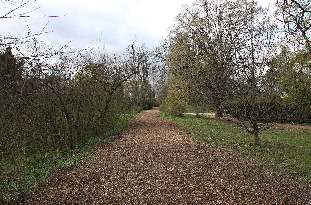 Parkem Lužánky procházela odbočná dráha podél východního okraje. Násep na snímku je sice spíš zemním krytím podzemního <a href="/Tema/Tunel Ponávky"</a>tunelu Ponávky</a>, nicméně dráha procházející jen o několik metrů dále vpravo mohla vypadat velice podobně. A nelze vyloučit, že spolu obě stavby nesouvisely (např. druhotným využitím náspu pro výstavbu tunelu).