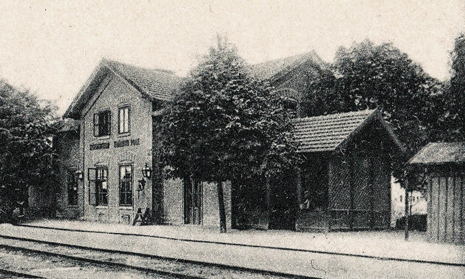 Původní podoba nádraží <a href="/Tema/Královo Pole (žst)">Královo Pole</a> z roku 1870 byla velice skromná. Fakt, že stavitelé ze spolku GHEK vybudovali stanici o 15 let dříve než samotnou dráhu na správném místě, nám připomíná romantickou zápletku z filmu Tenkrát na Západě.