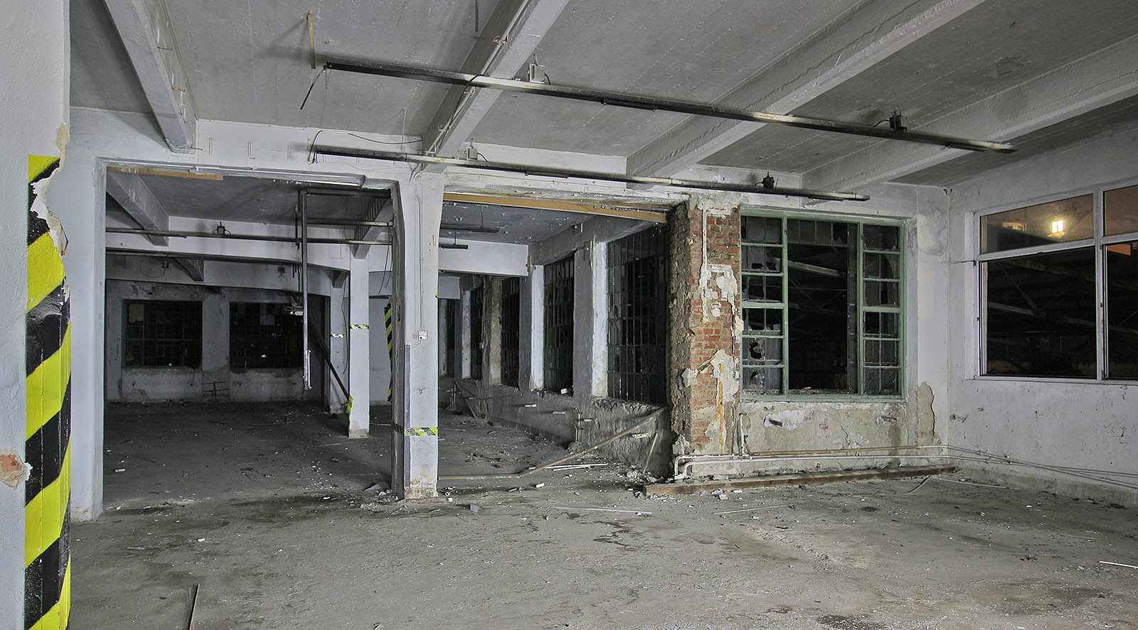 Své kouzlo má ovšem továrna Ergon zejména v noci, v době, kdy se v okolních křovím zarostlých dvorech a za zdmi rozsvítí stovky světel a po střechách prastarých dělnických domů běhají kočky.