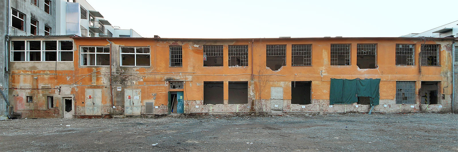 Pohled na centrální část stavby. Za těmito okny pracovali ubozí váleční invalidé bez nohou a rukou za humanitární mzdu, která jim umožnila se po válce zapojit do alespoň částečně normálního života Brna. Dozajista si slibovali, že hrůzy Světové války se již nikdy nesmí opakovat. Tohle přesvědčení jim nevydrželo ani 20 let.