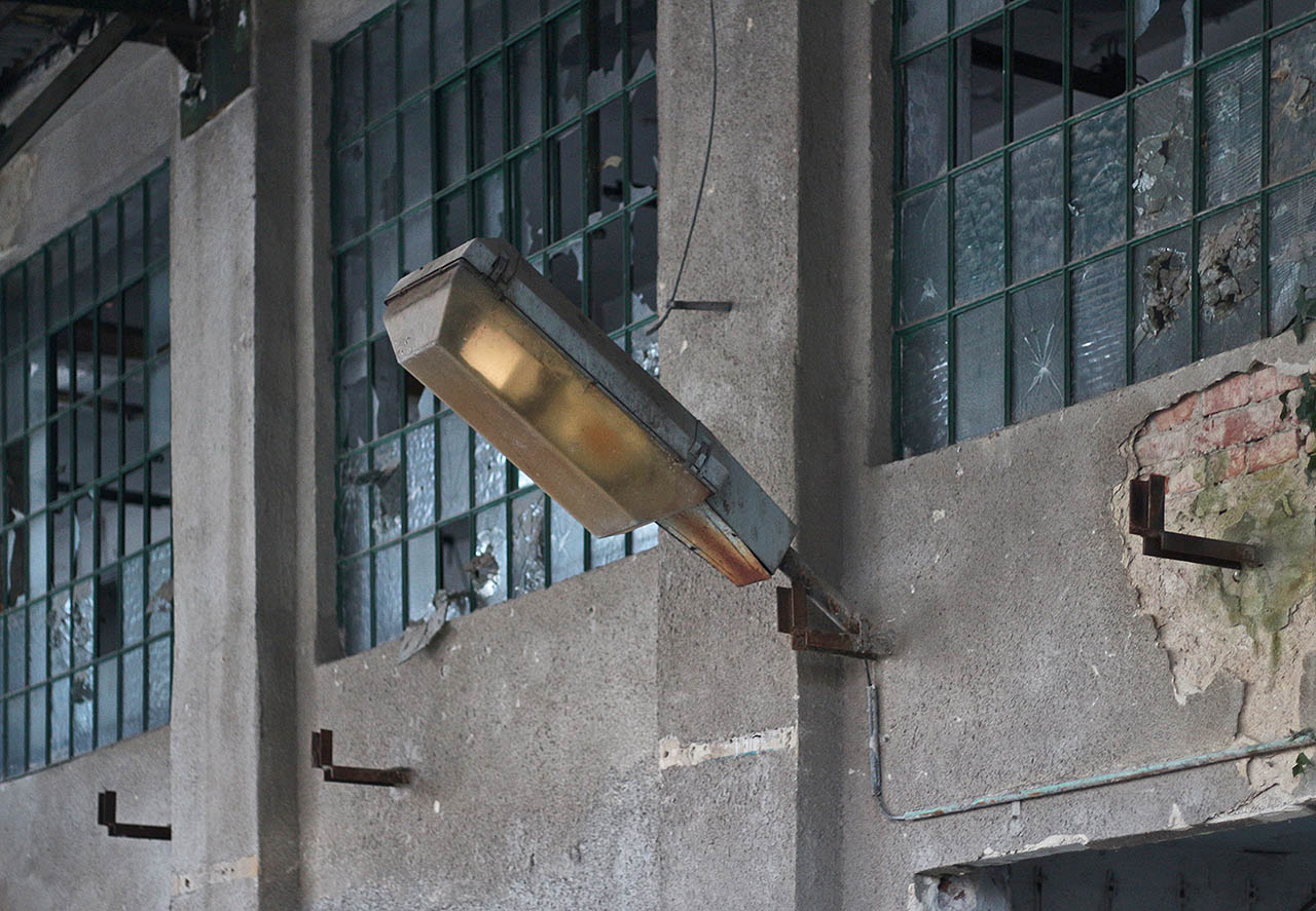 Pod stříškou nad manipulační plochou ostražitě bdí ostře řezaná lucerna coby pozůstatek působení národního podniku OSAN v původní továrně.