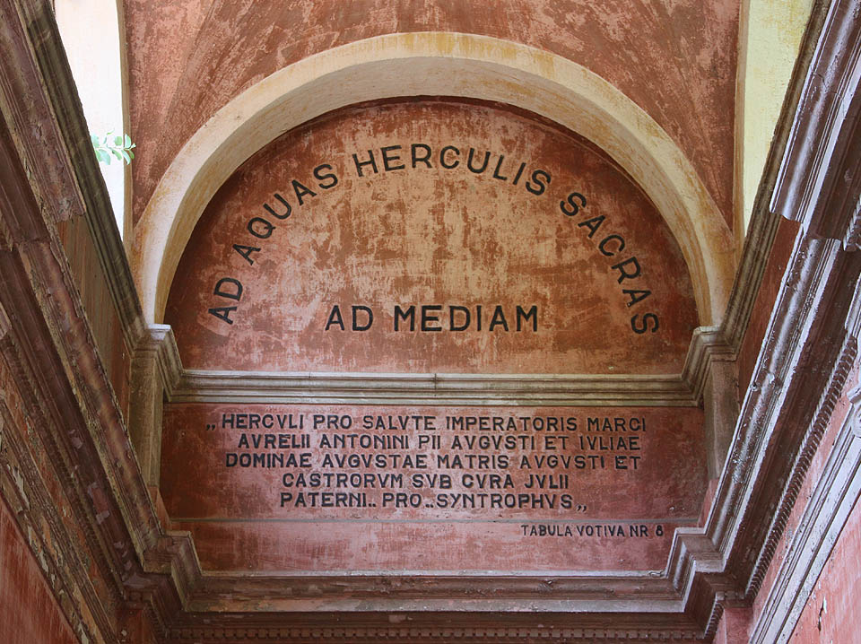 AD AQUAS HERCULIS SACRAS<br>
AD MEDIAM<br>
„HERCVLI PRO SALVTE IMPERATORIS MARCI AVRELII ANTONINI PII AVGVSTI ET IVLIAE DOMINAE AVGVSTAE MATRIS AVGVSTI ET CASTRORVM SVB CVRA JVLII PATERNI.. PRO.. SYNTROPHVS“.