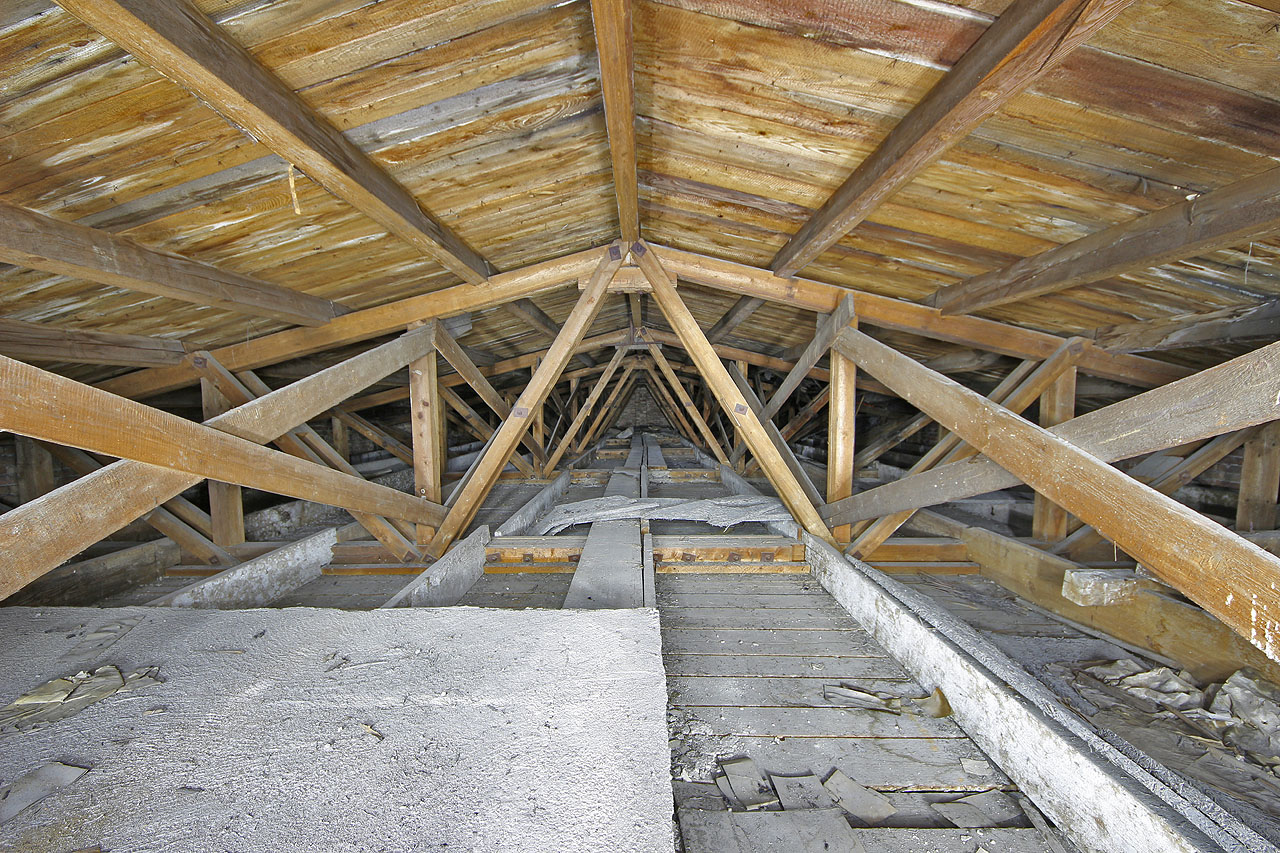 Konstrukce střechy svým charakterem odpovídá modernějšímu pojetí, je proto pravděpodobné, že mělká sedlová střecha byla rekonstruována přibližně v polovině 20. století.