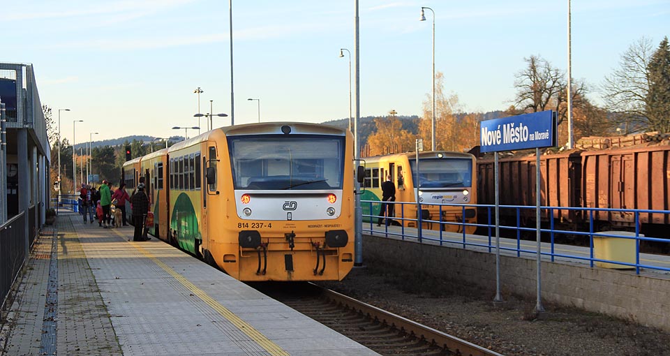 Pro některé vlaky je stanice Nové Město na Moravě cílovou, pro jiné výchozí nebo nácestnou. Čtyřikrát týdně tudy projede spěšný vlak, po zbytek dní je vozba čistě v intencích osobních vlaků.