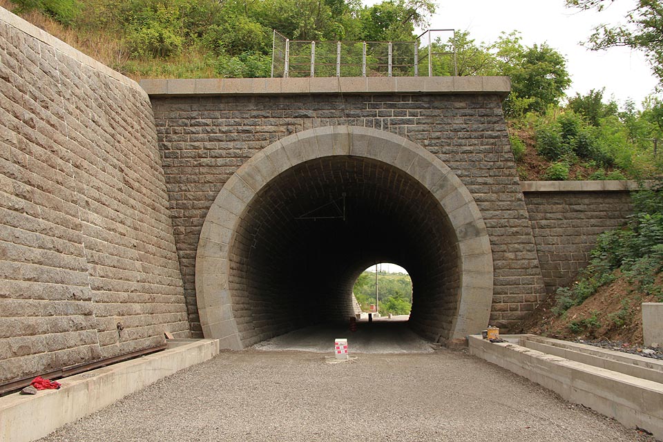 Obřanský tunel se nachází v mírném oblouku před mostem přes <a href=/Tema/Svitava>Svitavu</a>.