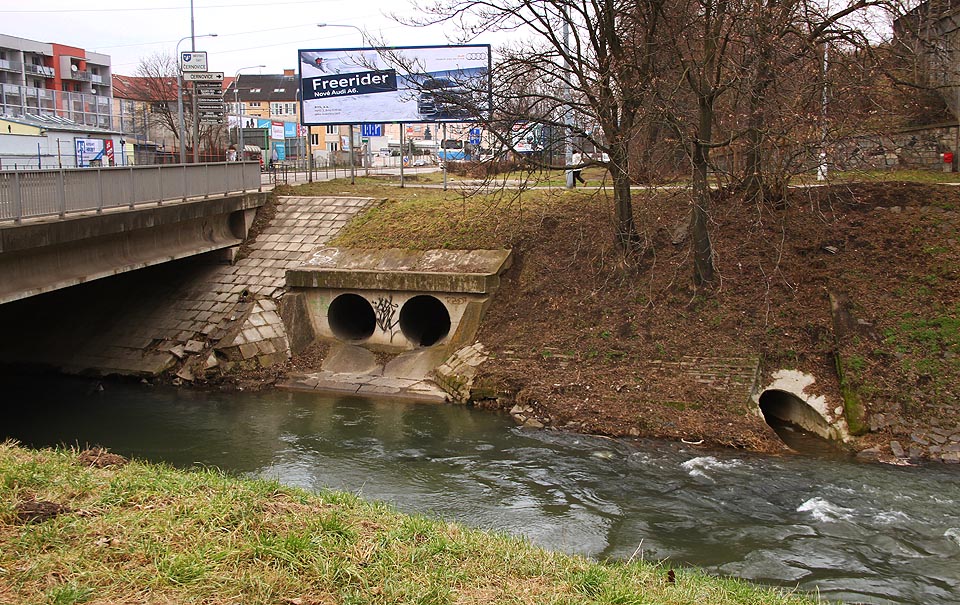 Odvodňovací potrubí v Černovicích (stoka E06)