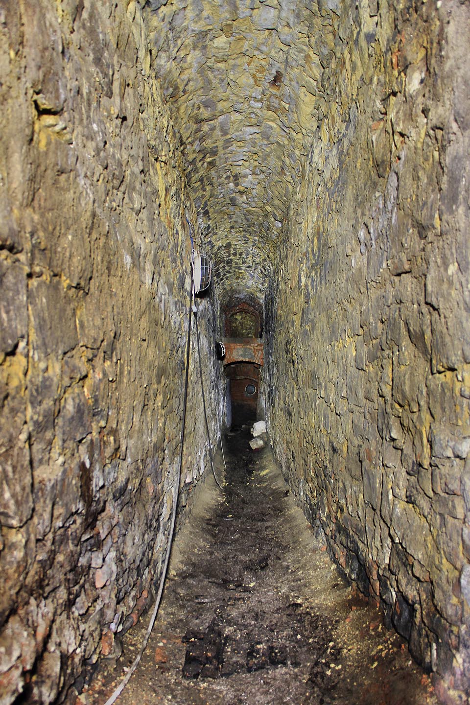Přemýšlíme, zda je možné, že tato kamenná podzemní chodba je stará 872 let.