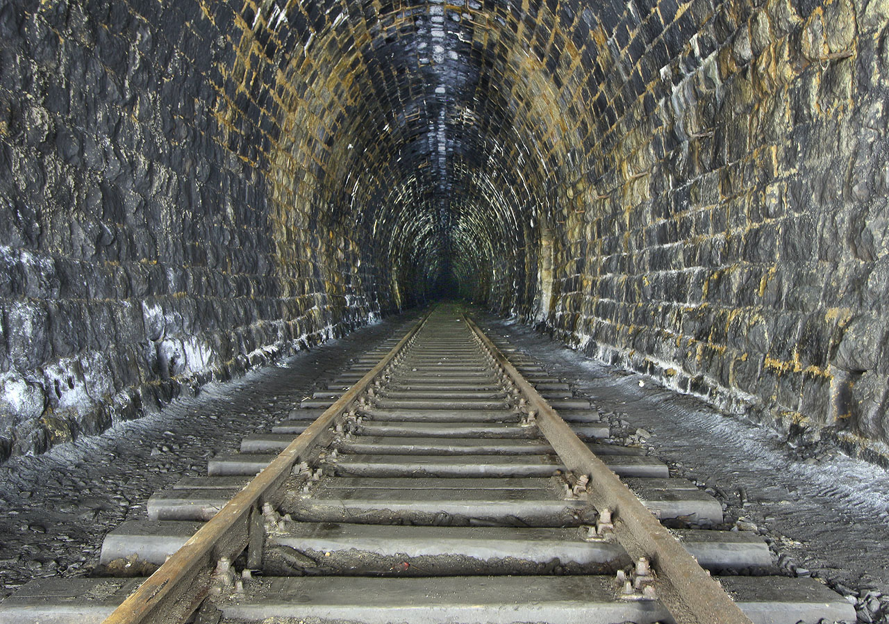 Takřka po celé délce tunelu zůstala položená kolej. Poslední vlak tu ovšem projel ještě za socializmu.