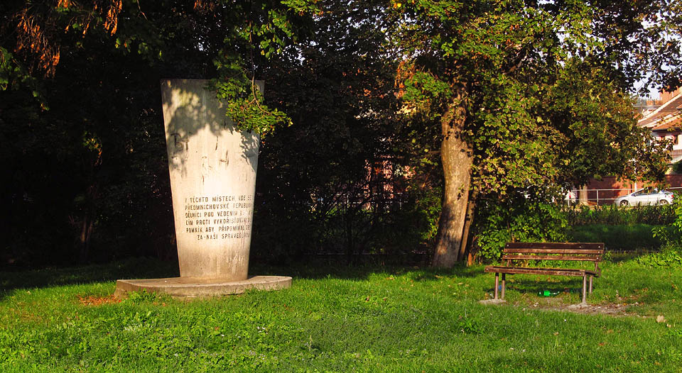 Zákoutí u pomníku dělnických demonstrací s poslední lavičkou někdejšího parku hojně využívanou povaleči.