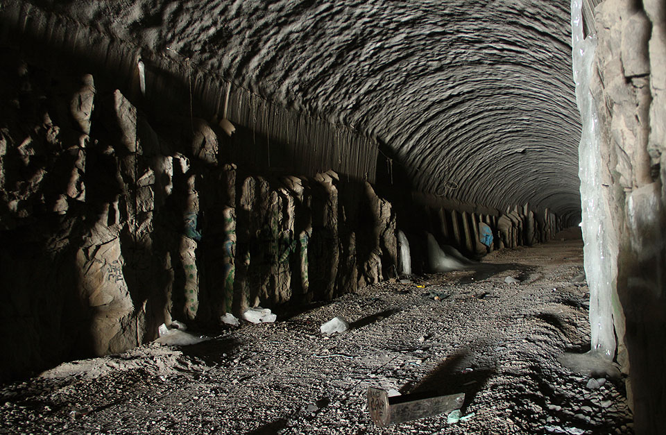 Podstatná část tunelu vede přímo rostlou skálou, místy vyztuženou betonovými zídkami.