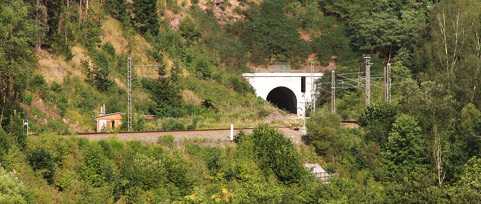 Východní portál Pavlovického tunelu po rekonstrukci bělostně září v srpnovém slunci.