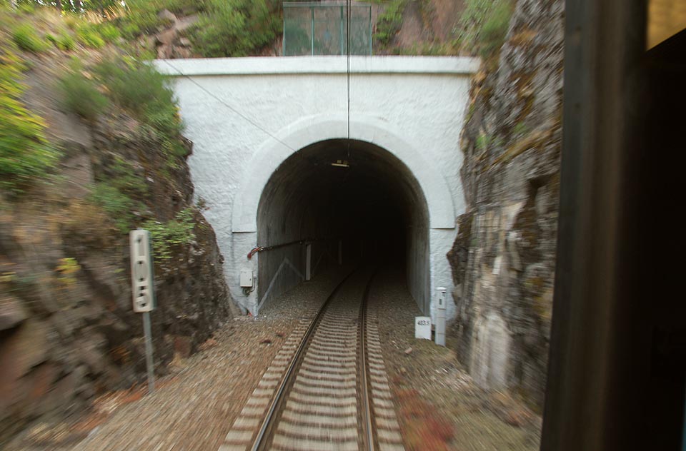 Západní portál tunelu se nachází přímo na konci Ošelínského zhlaví stanice <a href=/Tema/Pavlovice%20%28%C5%BEst%29>Pavlovice</a>.