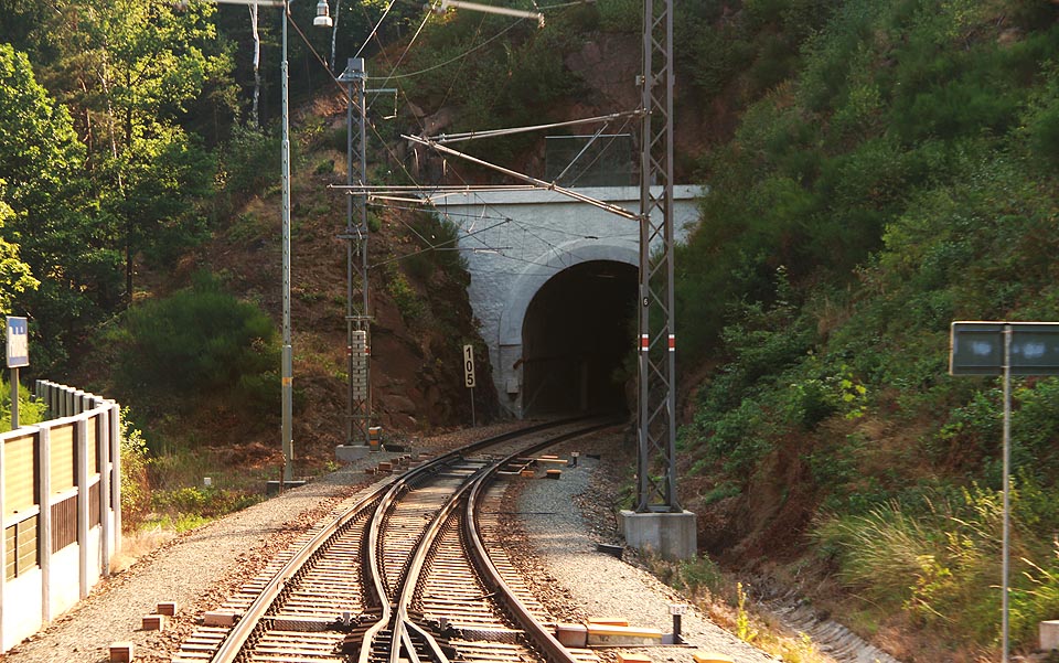 Pohled na Pavlovický tunel ze železniční stanice <a href=/Tema/Pavlovice%20%28%C5%BEst%29>Pavlovice</a>.