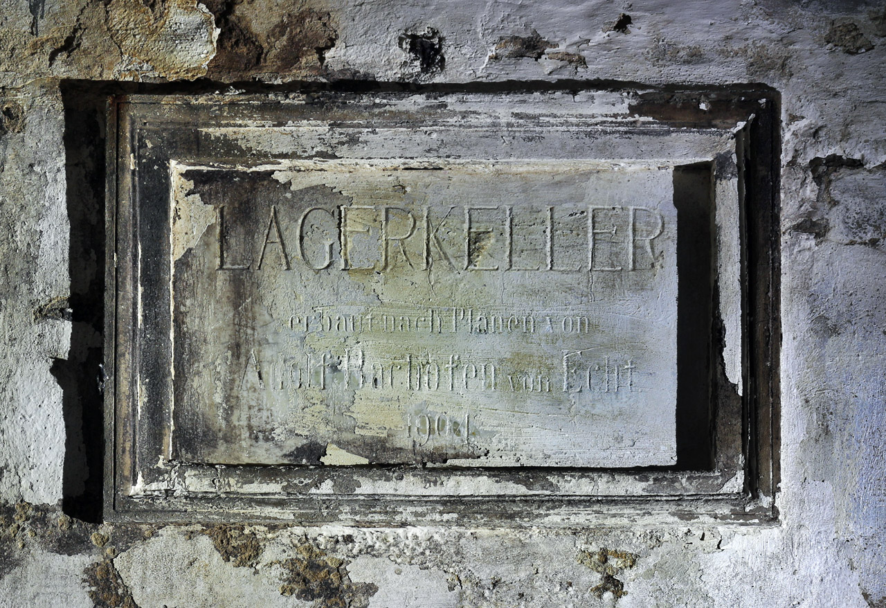 Ležácké sklepy neboli Lagerkeller. Erbaut nach planen von Adolf Barhofen von Echt 1904. Kromě konstrukce pivovarských sklepů byl spolumajitel pivovaru Adolf Barhofen také doktorem paleontologie a paleobiologie na univerzitě ve Vídni. Ležácké sklepy neboli Lagerkeller. Erbaut nach planen von Adolf Barhofen von Echt 1904. Kromě konstrukce pivovarských sklepů byl spolumajitel pivovaru Adolf Barhofen také doktorem paleontologie a paleobiologie na univerzitě ve Vídni.