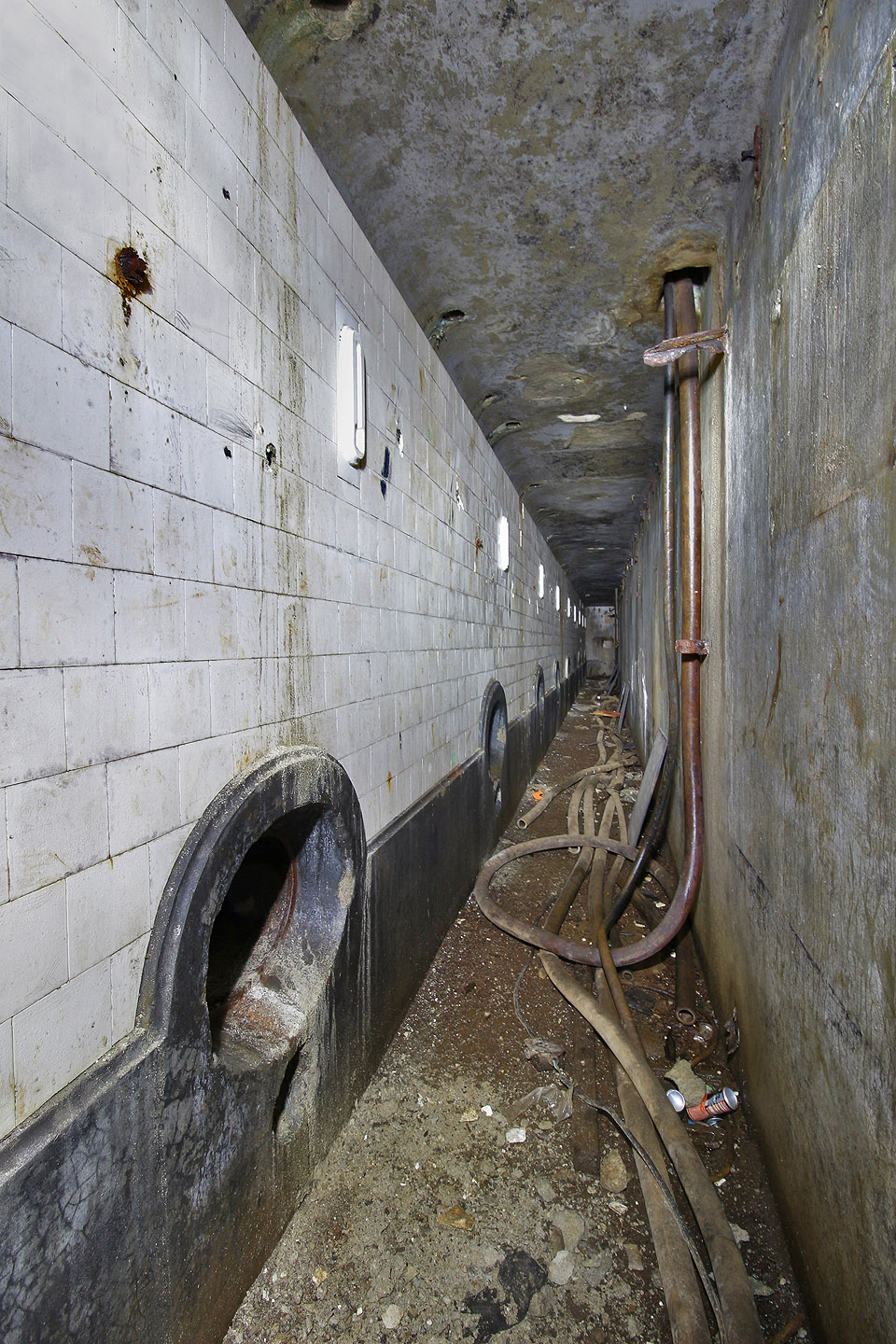 Unikátní betonové ležácké tanky firmy Rostock & Baerlocher z Klosterneuburgu u Vídně. Narozdíl od Brna jsou v Jablonci tanky nadzemní a ve dvou poschodích nad sebou. Snad i proto nenapáchaly takové škody na hospodaření jako v pivovaru Moravia. Na <a href="/index.php?stranka=obrazek.php&obr=Temata/Sklepy_pivovaru_moravia/sklepy_pivovaru_moravia_6.jpg">dobovém prospektu</a> jsou oba pivovary uvedeny jako reference těsně za sebou. Unikátní betonové ležácké tanky firmy Rostock & Baerlocher z Klosterneuburgu u Vídně. Narozdíl od Brna jsou v Jablonci tanky nadzemní a ve dvou poschodích nad sebou. Snad i proto nenapáchaly takové škody na hospodaření jako v pivovaru Moravia. Na <a href="/index.php?stranka=obrazek.php&obr=Temata/Sklepy_pivovaru_moravia/sklepy_pivovaru_moravia_6.jpg">dobovém prospektu</a> jsou oba pivovary uvedeny jako reference těsně za sebou.