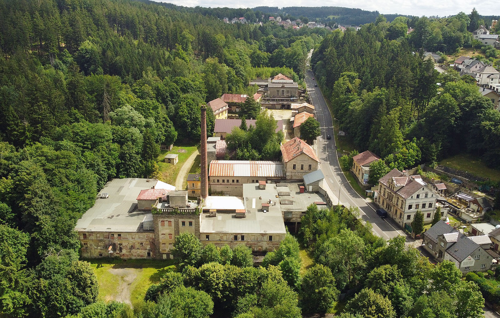 Pohled na pivovar od severu, tedy proti proudu potoka. Dole s cimbuřím nejstarší provoz, později sladovna, výše přistavované objekty, varna, ležácké tanky, sklepy. Vpravo přes silnici je vidět remíza pro nákladní tramvajové vozy, které sloužily pro přepravu surovin a piva po úzkorozchodné tramvajové trati vedené Pražskou ulicí. Pohled na pivovar od severu, tedy proti proudu potoka. Dole s cimbuřím nejstarší provoz, později sladovna, výše přistavované objekty, varna, ležácké tanky, sklepy. Vpravo přes silnici je vidět remíza pro nákladní tramvajové vozy, které sloužily pro přepravu surovin a piva po úzkorozchodné tramvajové trati vedené Pražskou ulicí.