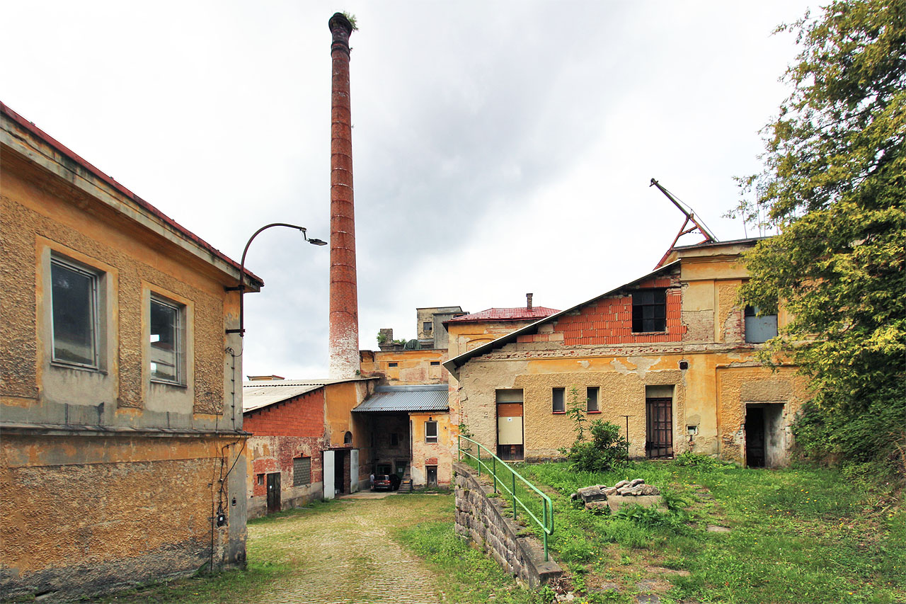 Pohled na ještě nedávno funkční sladovnu shora, z horního nádvoří pivovaru. Pohled na ještě nedávno funkční sladovnu shora, z horního nádvoří pivovaru.