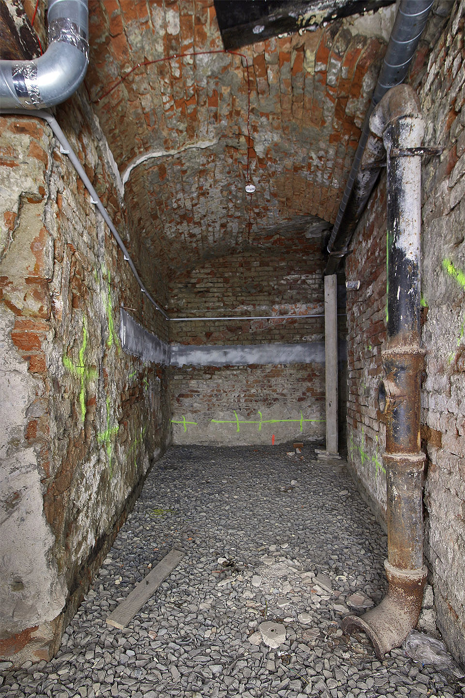 Nikdo z cestujících nad našimi hlavami netuší, co se nachází jen o pár metrů níž, mezi zdmi, které ještě pamatují císařpána.