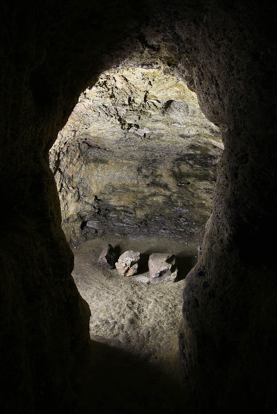 V prostředním sálku se na zemi nachází tři kusy kamene. Pravděpodobně jde o vylámanou skálu, kterou nikdo z podzemí nevynesl - dodnes.