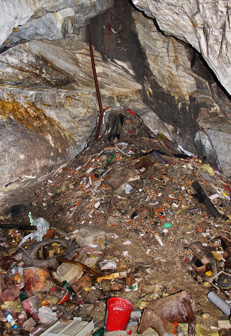Největší hromada odpadů je tak velká, že po ní lze vyšplhat až na povrch zemský.