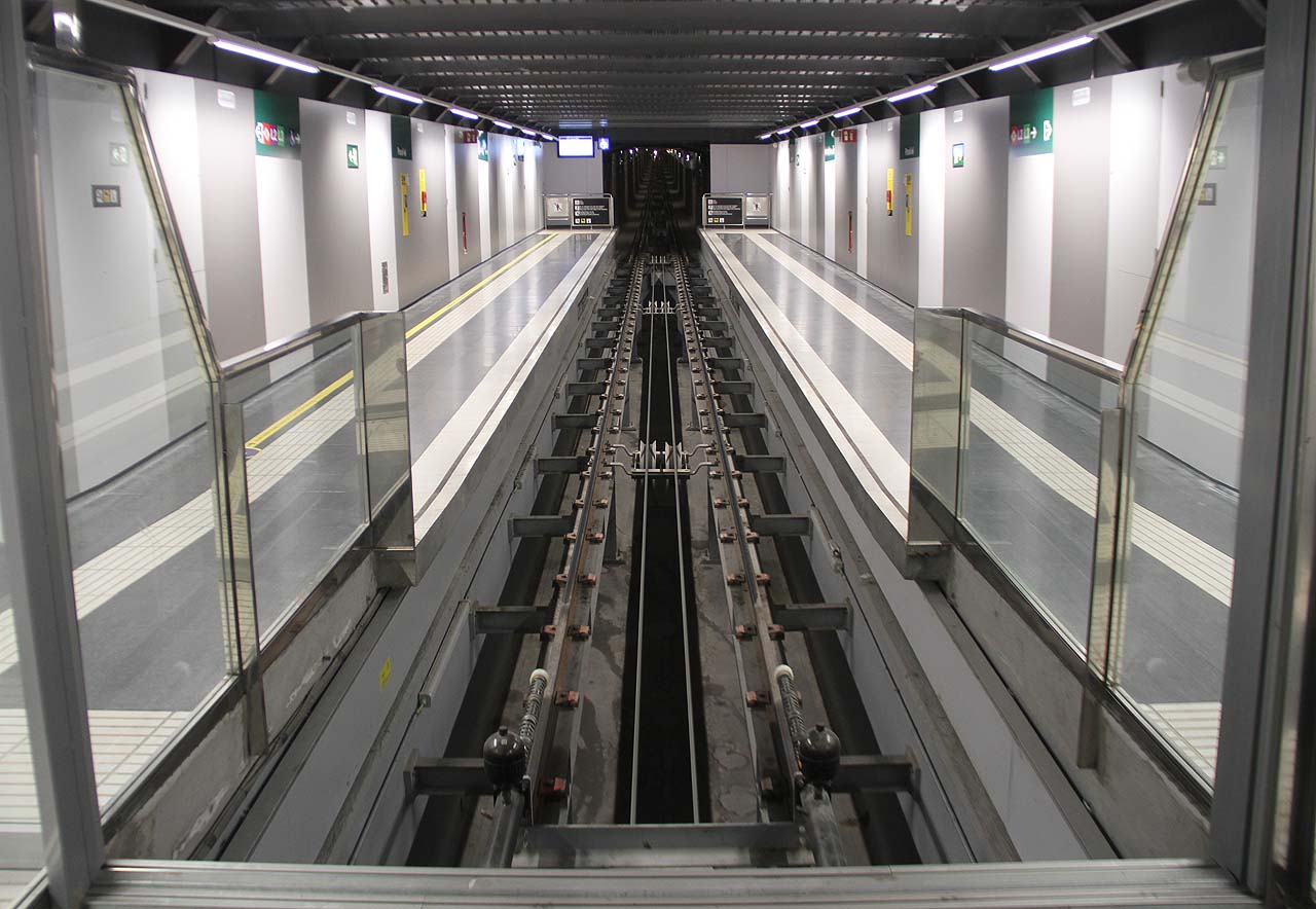 Pohled na kolejiště spodní stanice Paral·lel, která je propojena s linkami L2 a L3 barcelonského metra. Kdysi odtud vedly k nástupišti metra pohyblivé chodníky obkládané mahagonovým dřevem. Dnes musí cestující šlapat po svých.