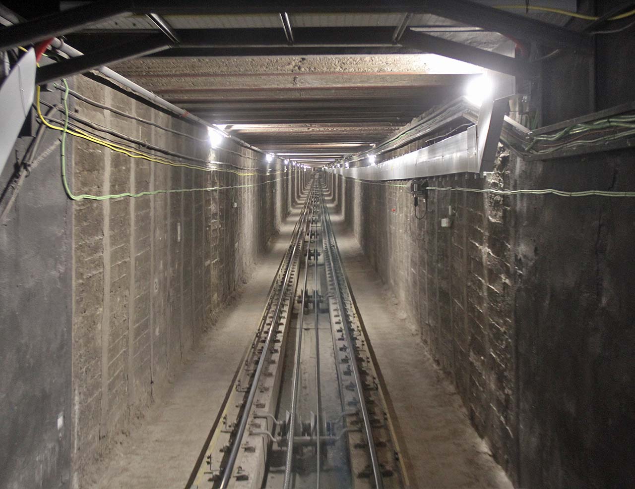 První část pod ulicí Carrer Nou de la Rambla je přes 600 m dlouhá a vede kompletně pod úrovní terénu. Podzemní vedení dráhy bylo vynuceno kolizí s trasou bývalé tramvajové trati, jejíž soukromý provozovatel odmítal připustit povrchovou stavbu.