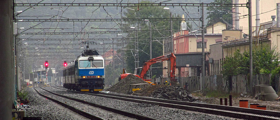 Namísto stanice v Bubenči bude nově sloužit cestujícím o kilometr severněji posunutá zastávka <a href=/tema/Praha-Podbaba%20%28%C5%BEzast%29>Praha-Podbaba</a> ze které právě vyjel vlak směrem k bubenečské stanici.