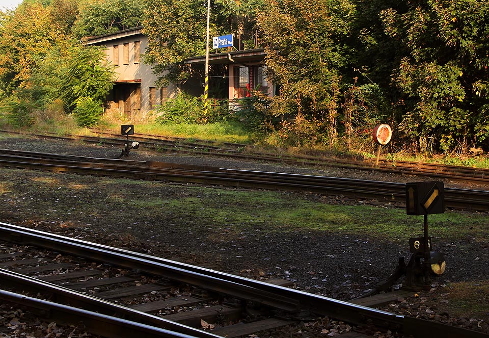 Nákladiště Praha-Žižkov je se zbytkem železniční sítě propojeno jedinou kolejí vycházející z východního zhlaví.