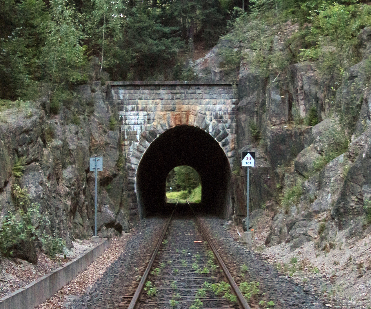 Pohled ve směru od <a href="/Tema/Proseč nad Nisou (žzast)">Proseče</a>: tunel leží v poměrně strmém stoupání 30 ‰, což nimcéně v horské krajině Liberecka není ničím neobvyklým.