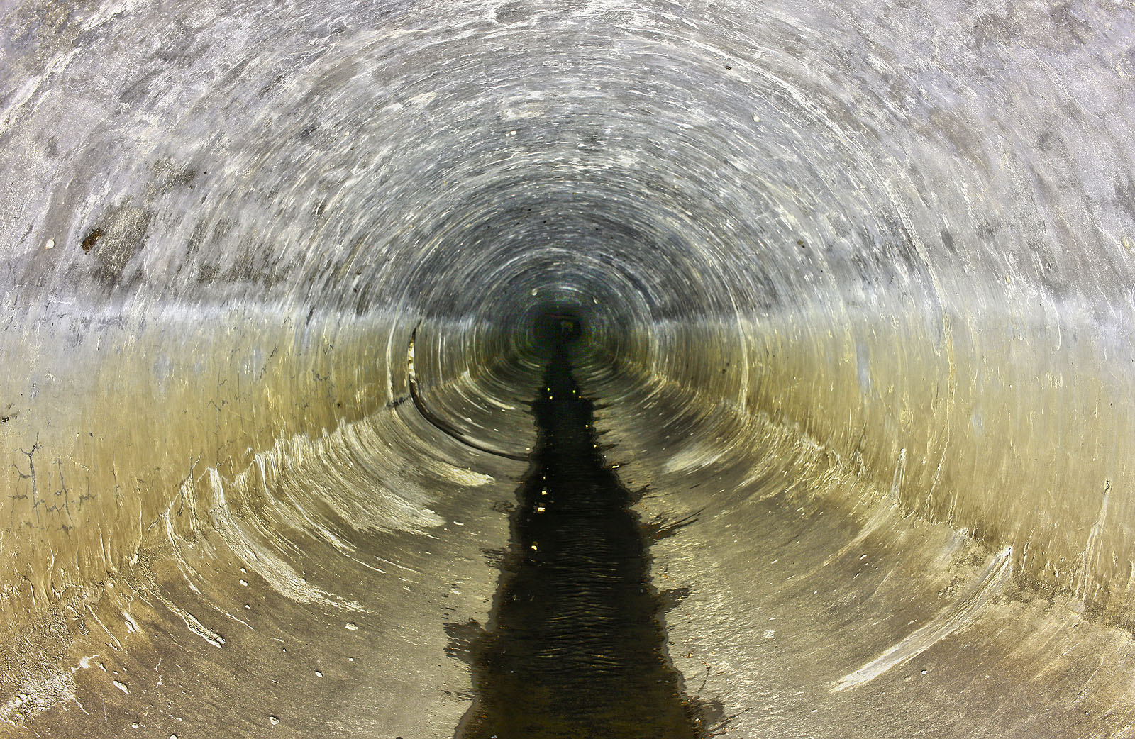 Počáteční úsek tunelu tvoří asi 200 m dlouhá přímá roura tlamového profilu o výšce zhruba 120 cm. Na stěnách je vidět, do jaké výšky až může dosáhnout voda.