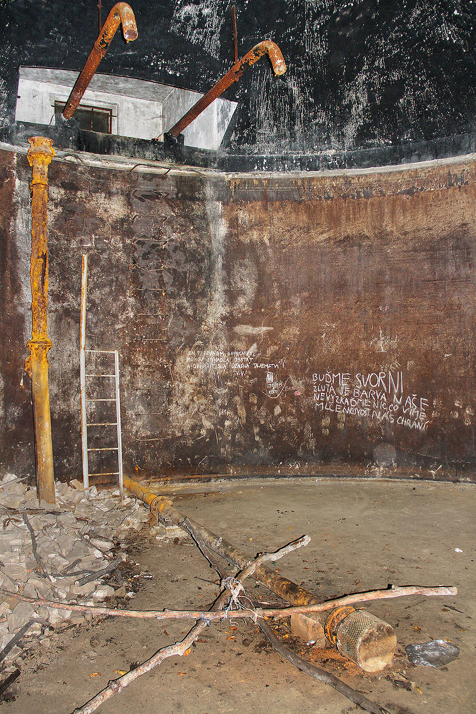 Prostřední z trojice vodojemů nad bývalými Adamovskými strojírnami je tvořen válcovou nádrží zapuštěnou až 6 m pod zem.