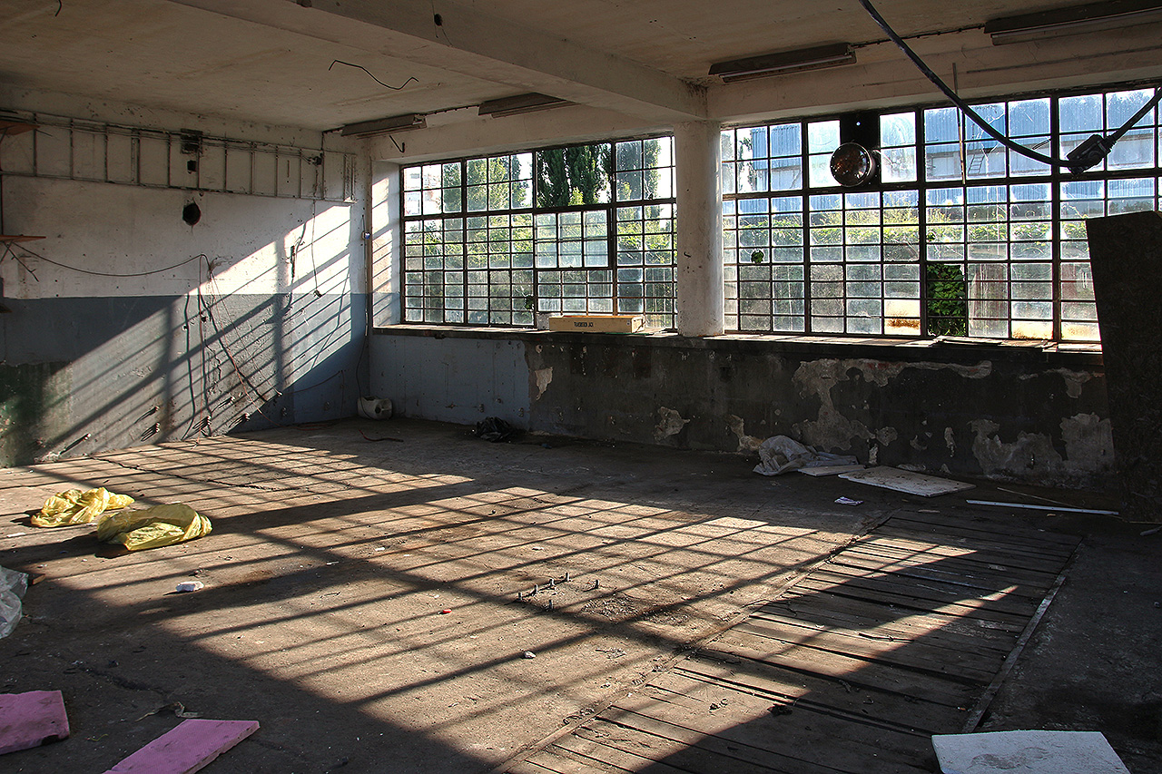 Svým pojetím garáže dobře zapadají do architektury konce 40. let 20. století, tady se žádné záhadné přestavby nekonaly, pouze tři čtvrtě století poctivé práce.