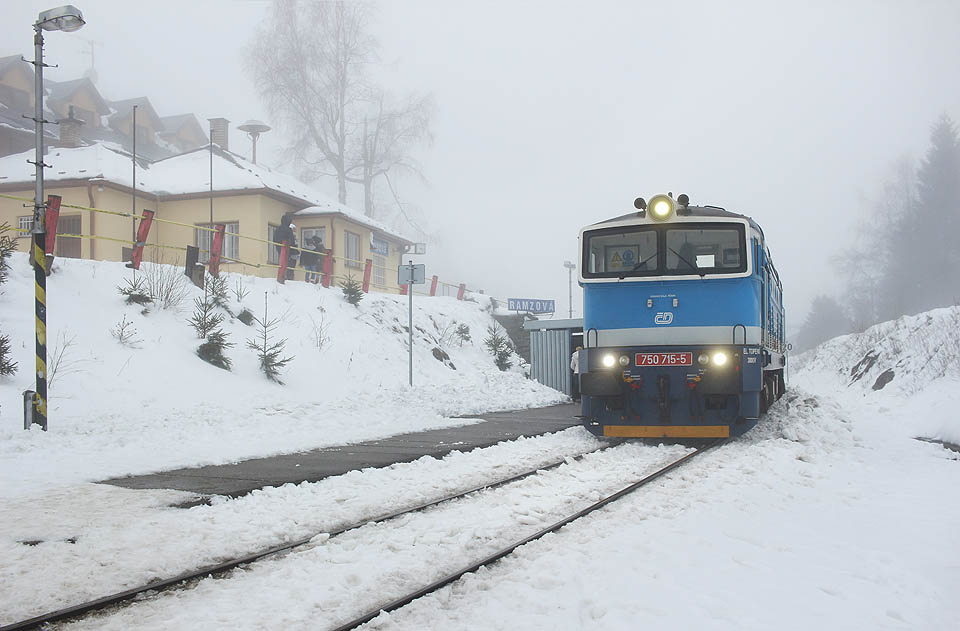 Největší nápor cestujících zažívá zastávka na Ramzové v zimním období, když napadne sníh a na hřeben Jeseníků míří denně vlakem stovky až tisíce lyžařů.