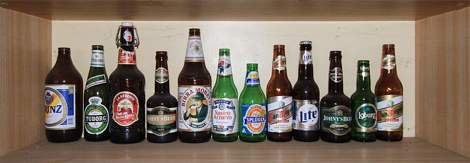 Vlevo piva exotických zahraničních značek…