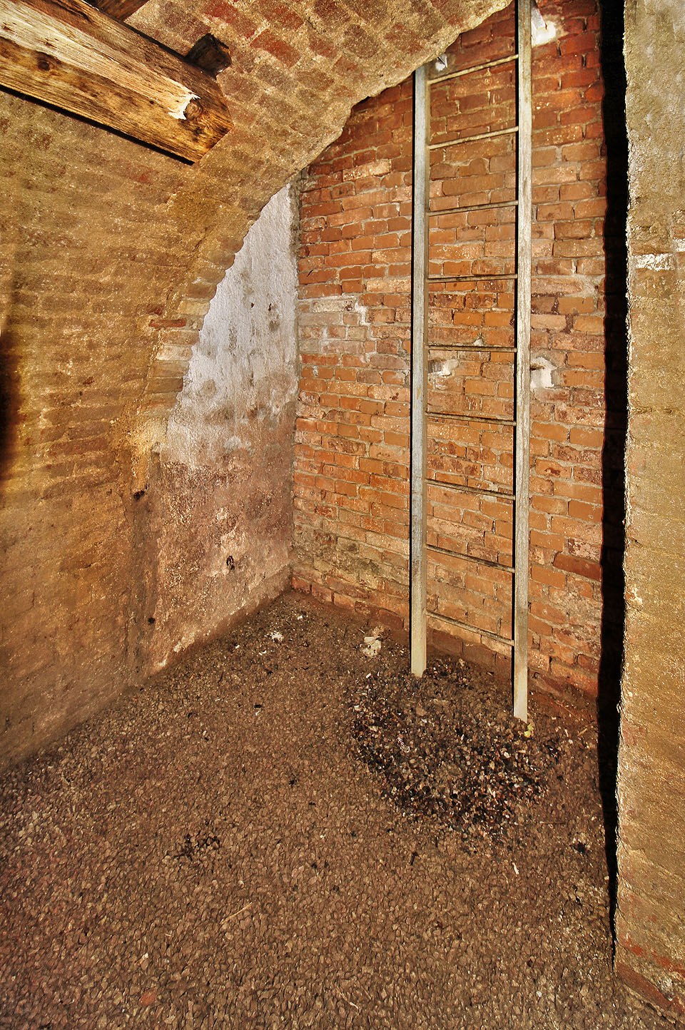 Pozdější zazdívka v šachtě dává tušit, že tudy kdysi pokračovala chodba spojující sklepení s podzemními prostorami pod domem Jezuitská 9.